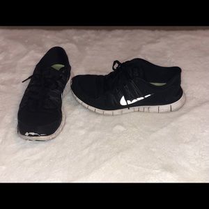 WOMENS NIKE BLACK FREE RN SNEAKERS